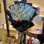 Elegant 500 rupee cash bouquet with 20 notes and red roses wrapped in black paper