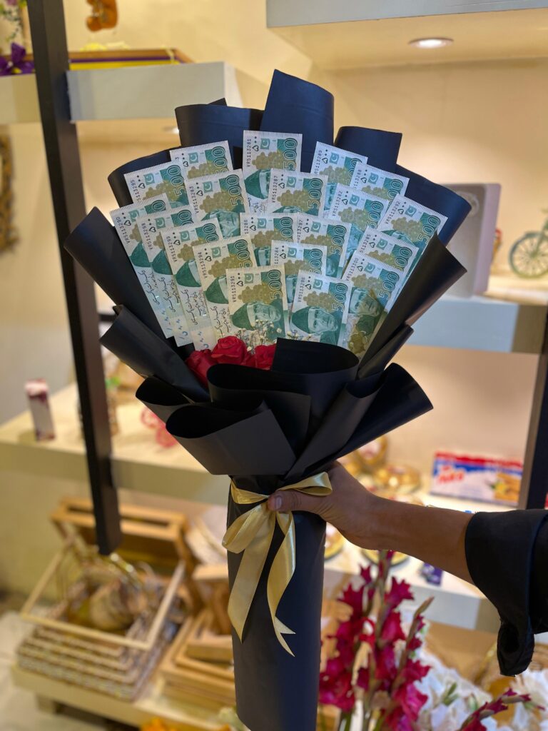 Elegant 500 rupee cash bouquet with 20 notes and red roses wrapped in black paper